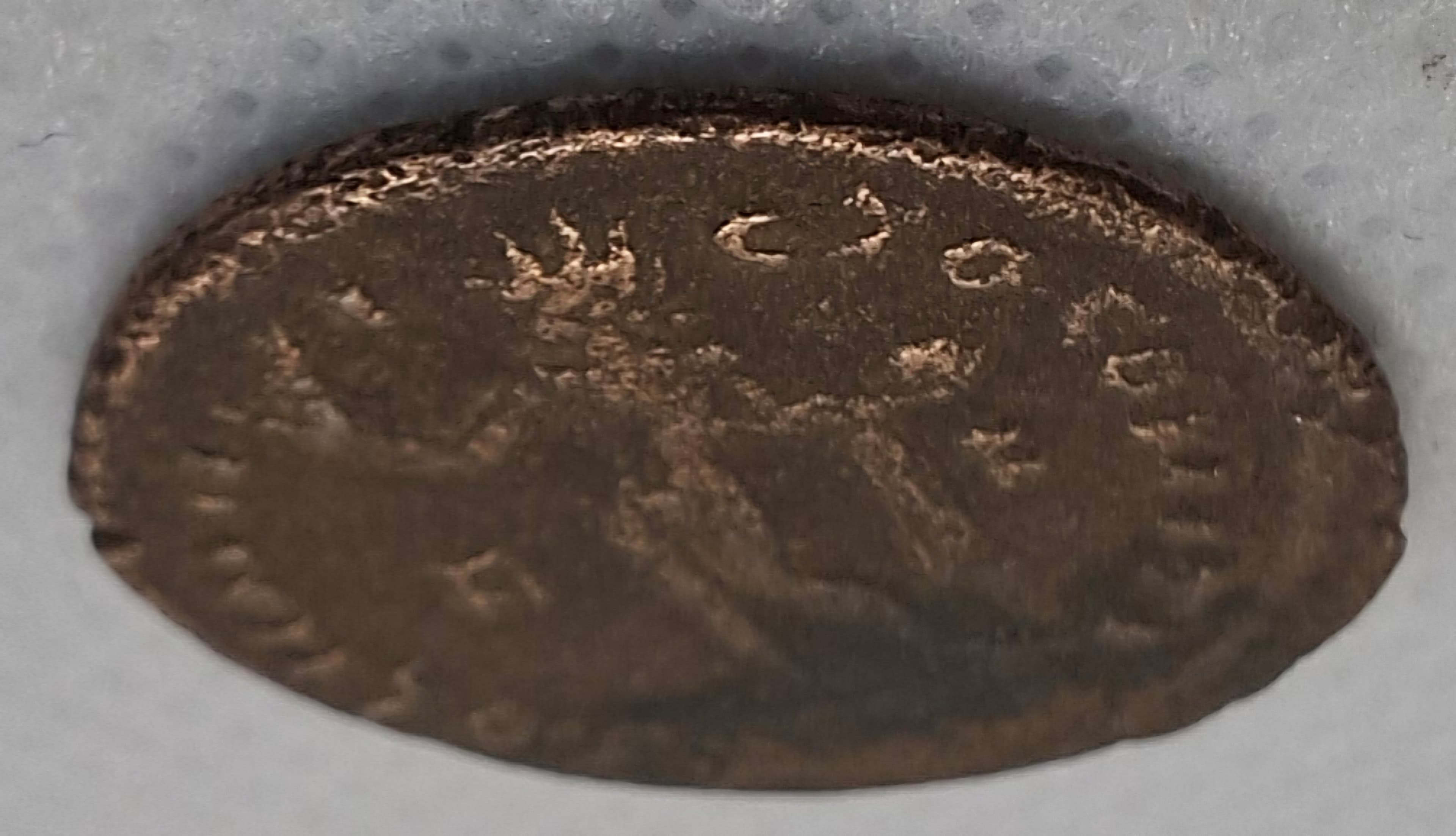Lateral da moeda TH-N-0044 — Constantino I. Follis ou nummus