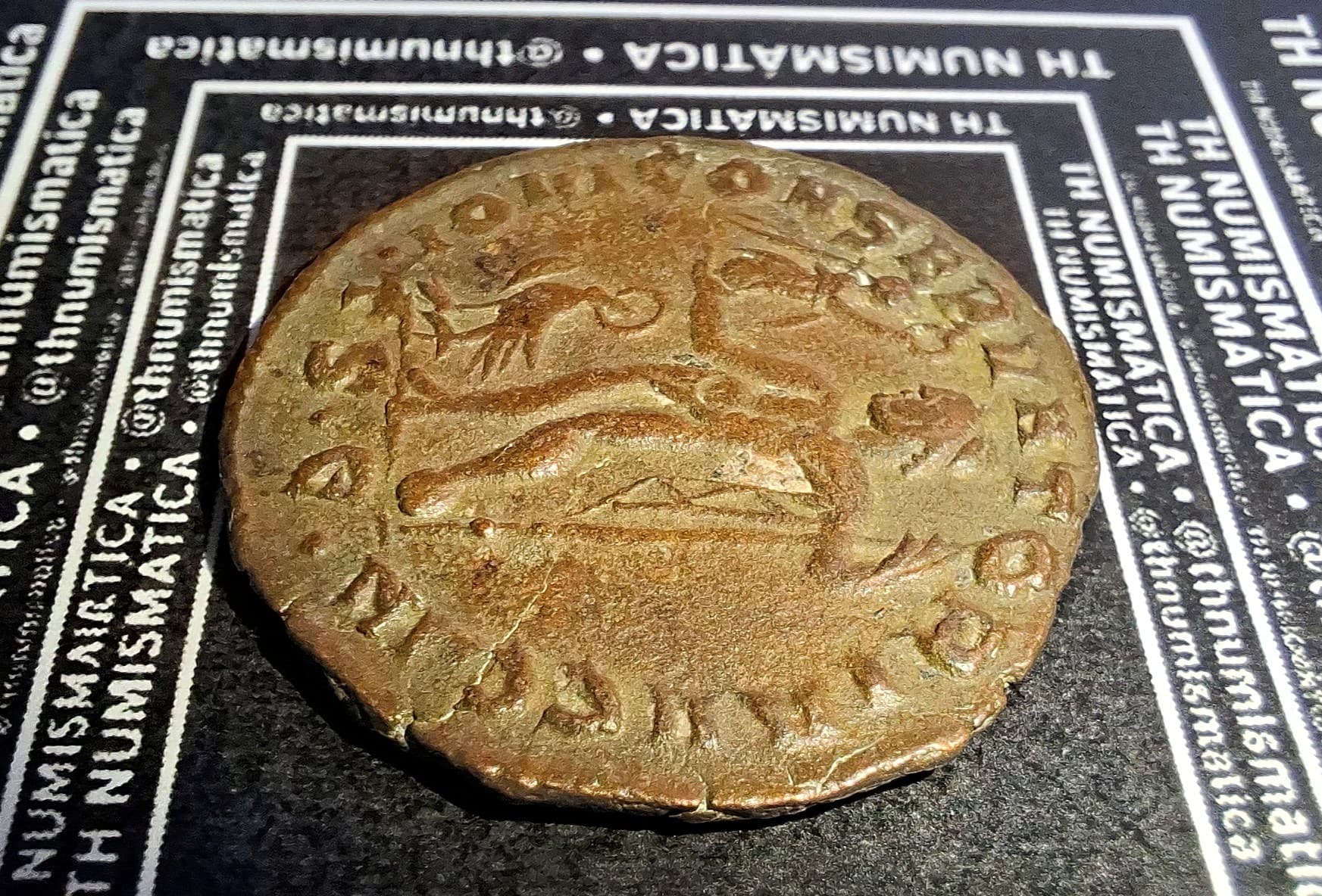 Lateral da moeda TH-N-0126 — Constantino I, o Grande. Follis reduzido ou nummus